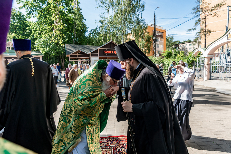 Божественная литургия в День Святого Духа в Троицком храме в Наташине города Люберцы